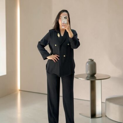 Tailleur Pantalon "Élégance Noire" – Coupe Croisée & Boutons Dorés