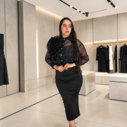 Ensemble de Soirée Sophistiqué : Chemisier en Organza à Fleur Géante et Jupe Fourreau Noire