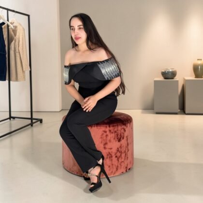 Combinaison Pantalon Noire de Soirée à Épaules Dénudées et Détails Cristallins