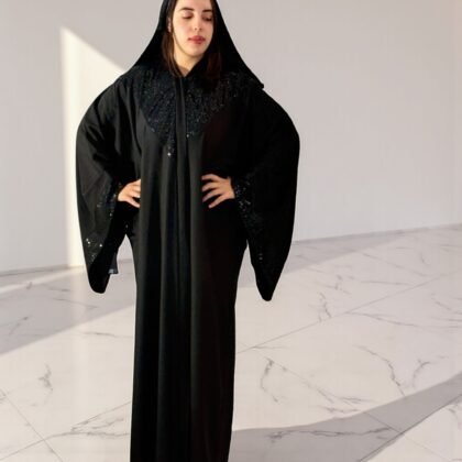 Abaya Papillon "Nuit Étoilée" – Noir Profond avec Broderies Perlées et Capuche