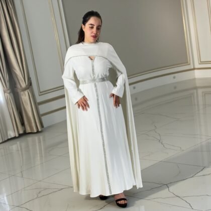 Caftan Blanc Impérial à Cape et Ornements Argentés