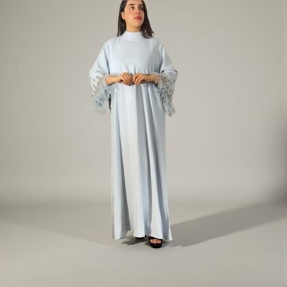 Caftan Moderne Bleu Ciel avec Manches à Plumes et Broderies Perlées