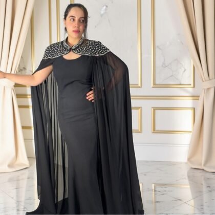 Robe de Soirée Ébène avec Cape Perlée Majestueuse