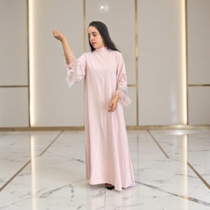 Kaftan Moderne Rose Poudré avec Manches Ornées de Plumes et Broderies Perles