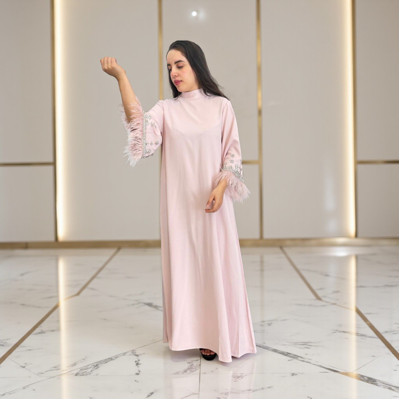 Kaftan Moderne Rose Poudré avec Manches Ornées de Plumes et Broderies Perles