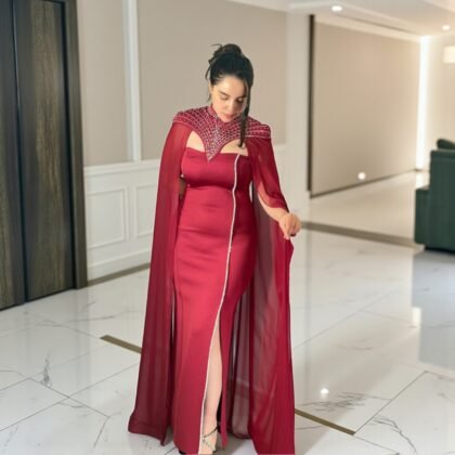 Robe Caftan Moderne « Rubis Royal » avec Cape en Mousseline et Col Bijou