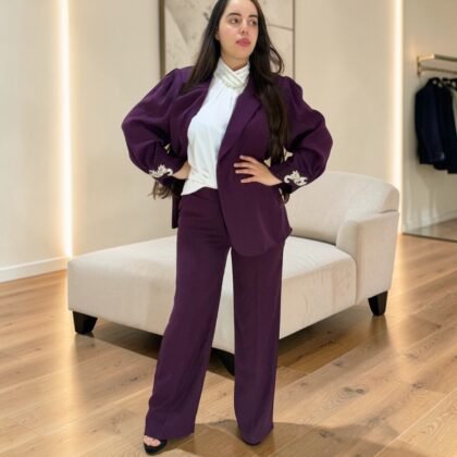 Tailleur Pantalon Prune Haute Couture à Manches Bouffantes et Détails Bijoux
