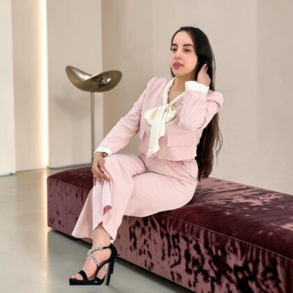 Élégance Pastel : Le Tailleur Pantalon Rose Poudré, l'Incontournable Chic et Féminin