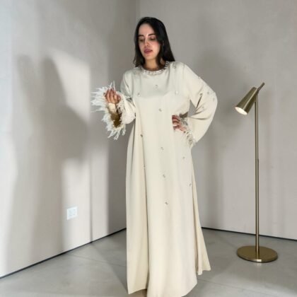 Robe Orientale de Gala Ivoire à Encolure Bijou et Finitions Plumes