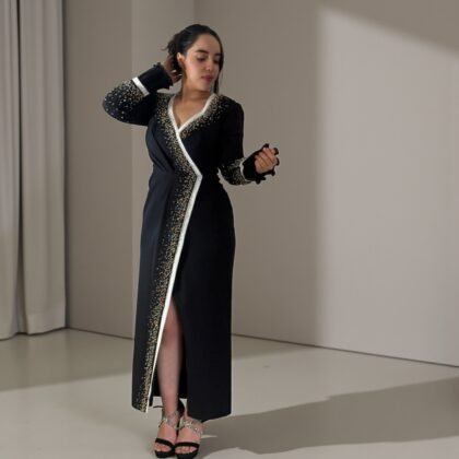 Robe Caftan Moderne « Rubis Royal » avec Cape en Mousseline et Col Bijou