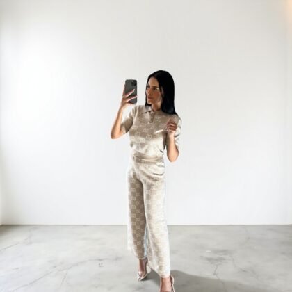 Ensemble Co-ord en Maille Beige à Motif Monogramme – Élégance Chic & Décontractée