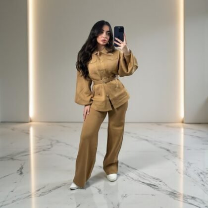 Ensemble Tailleur Camel avec Veste Saharienne Ceinturée et Pantalon Large Fluide