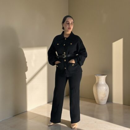 Ensemble Tailleur Noir Structuré avec Ceinture à Boucle Dorée – Chic & Moderne