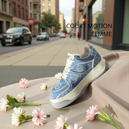 Baskets Basses Court Motion Femme – Denim Bleu et Monogramme Blanc