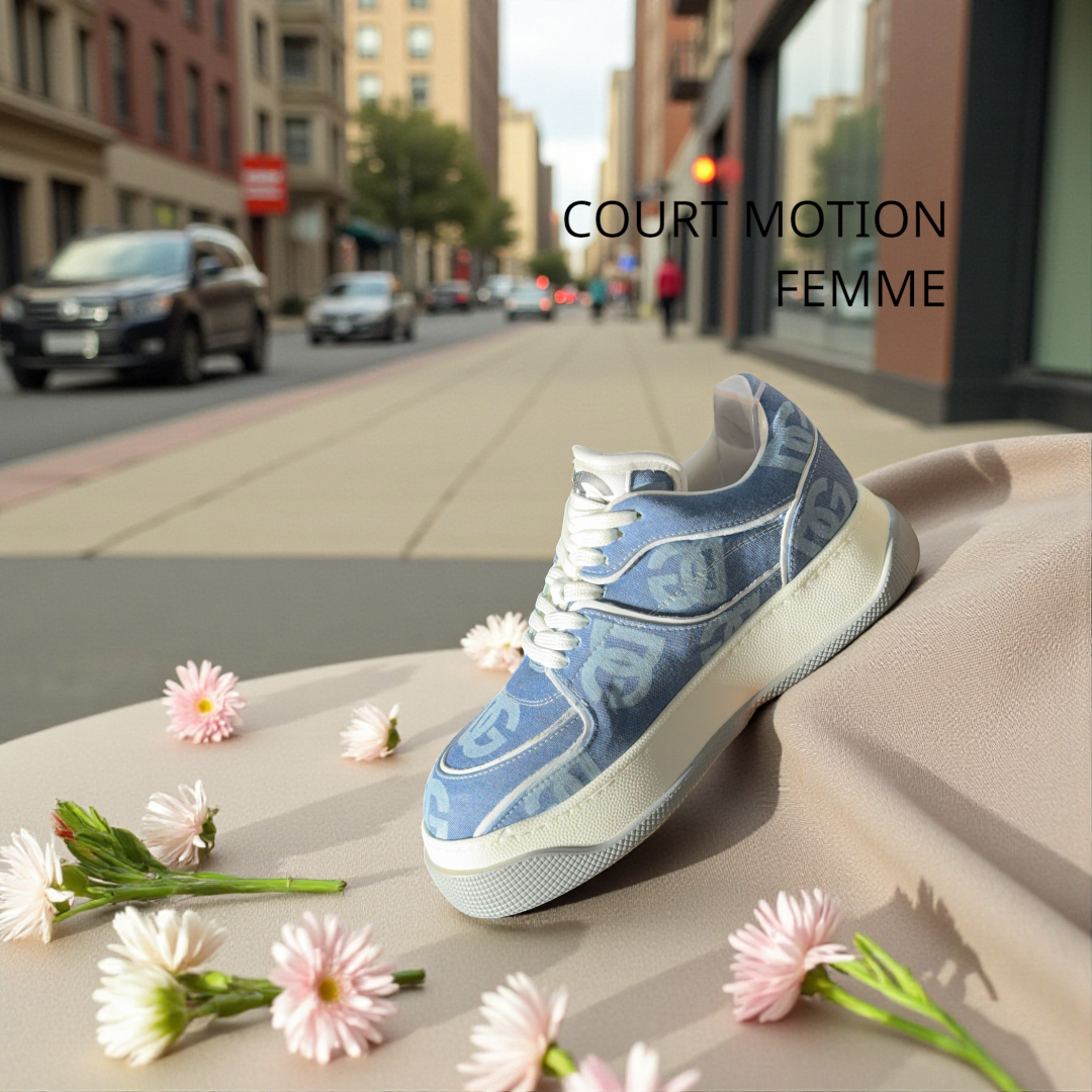 Baskets Basses Court Motion Femme – Denim Bleu et Monogramme Blanc