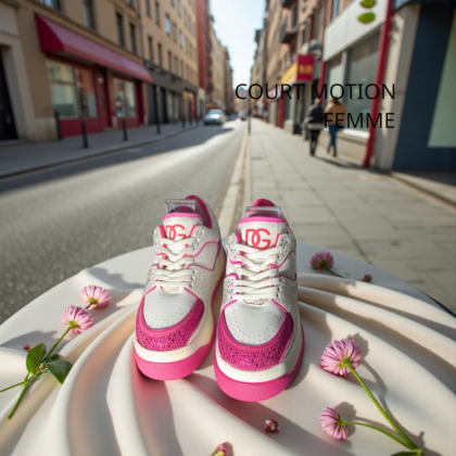 Baskets Court Motion Femme – Blanc et Rose Flashy avec Finitions Pailletées