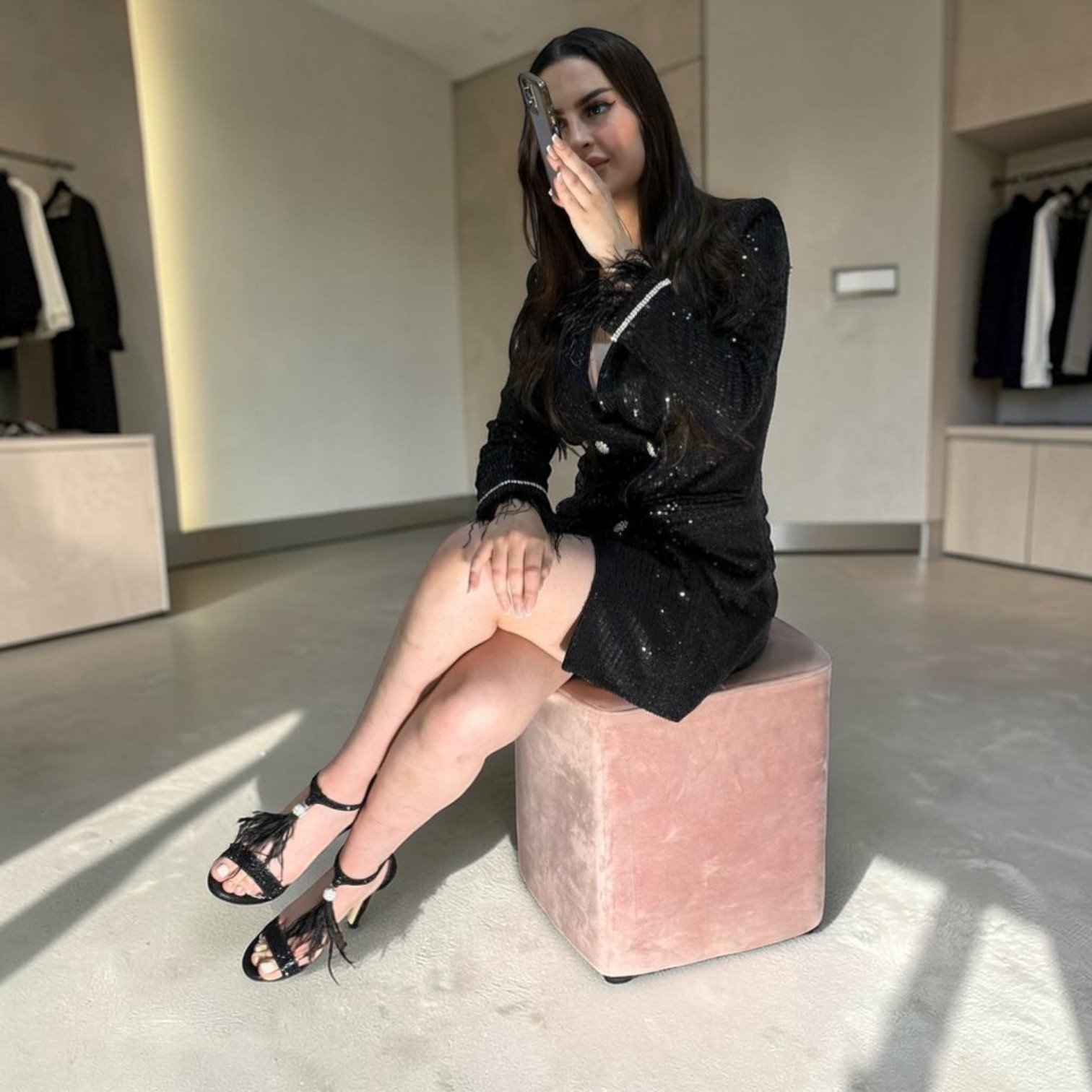 Robe Blazer Noire de Soirée à Sequins et Finitions Plumes