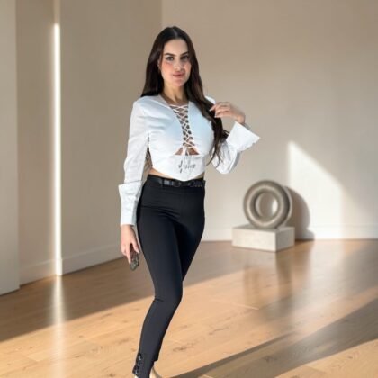 Ensemble Chic Bicolore : Chemise Courte à Lacets & Pantalon Slim Noir