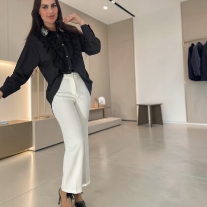 Ensemble de Soirée Chic : Chemise Noire à Volants Perlés et Pantalon Fluide Blanc Cassé