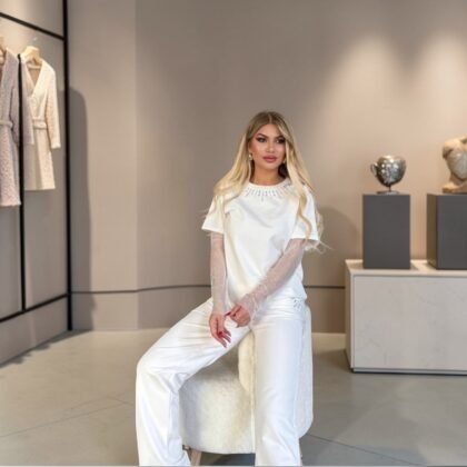 Ensemble "Éclat Stellaire" – Top Orné et Pantalon Fluide Blanc Cassé