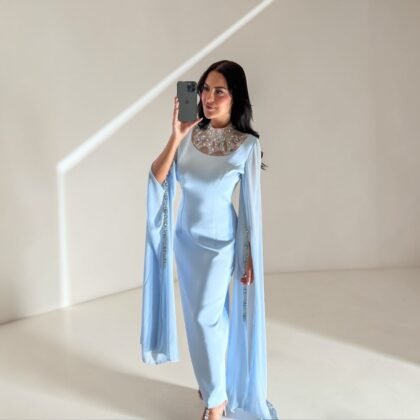 Robe de Soirée Bleu Ciel à Manches Cape et Col Bijou