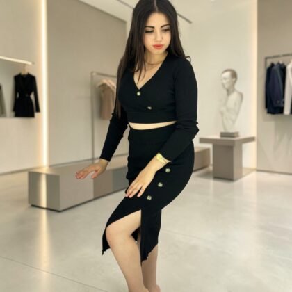 Ensemble "Noir Iconique" : Crop Top Cache-Cœur et Jupe Midi Fendue à Boutons Dorés